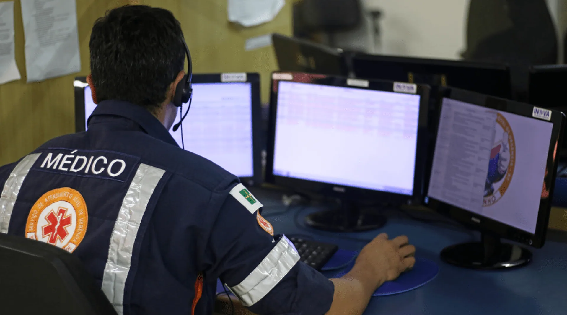 Central de regulação médica com painéis de monitoramento