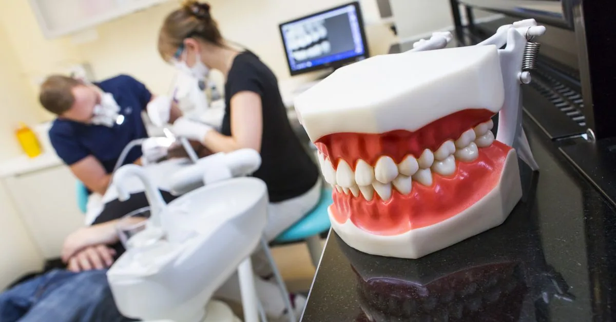 Cadeira e equipamento de clínica odontológica