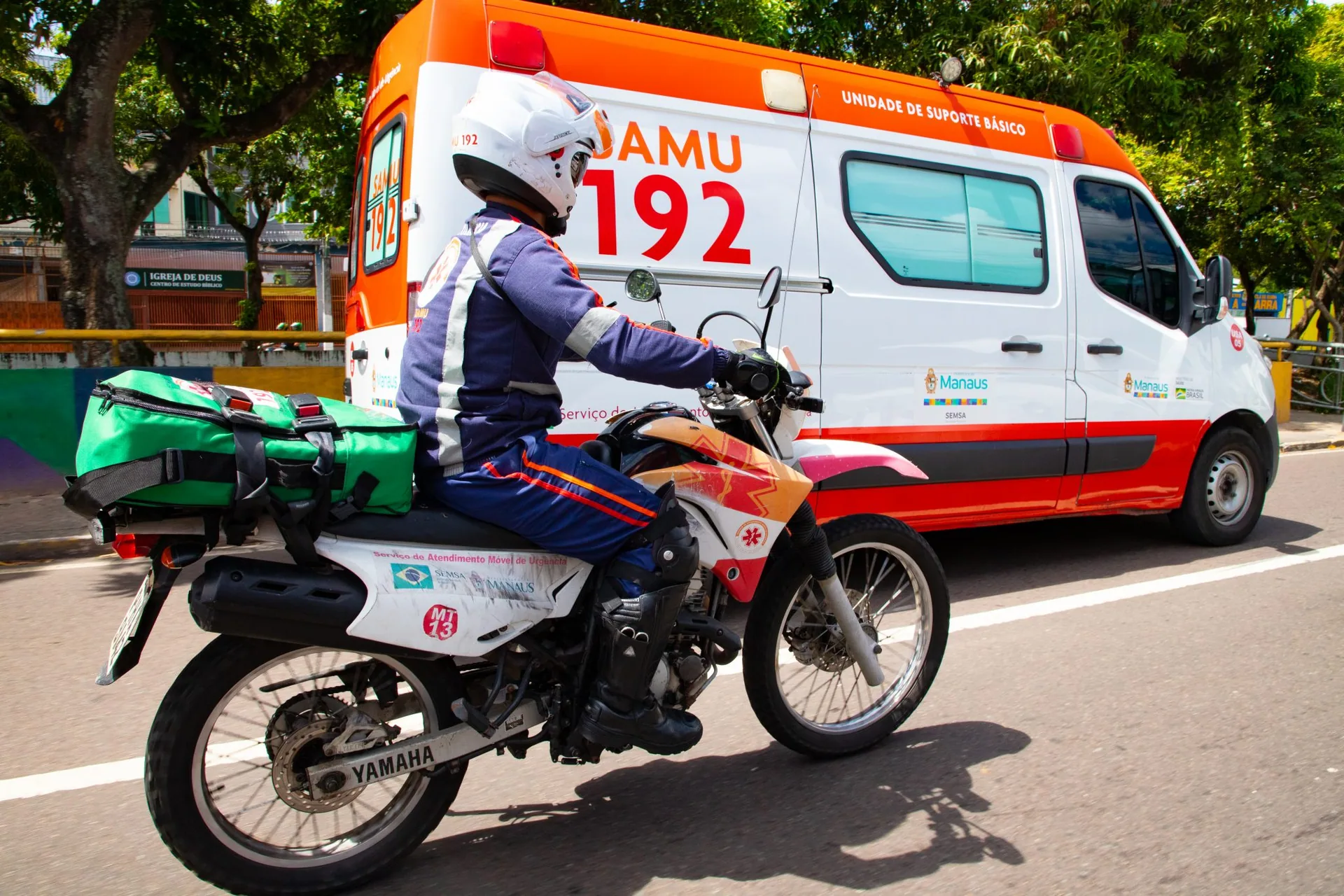 Equipe do SAMU em atendimento de urgência com ambulância