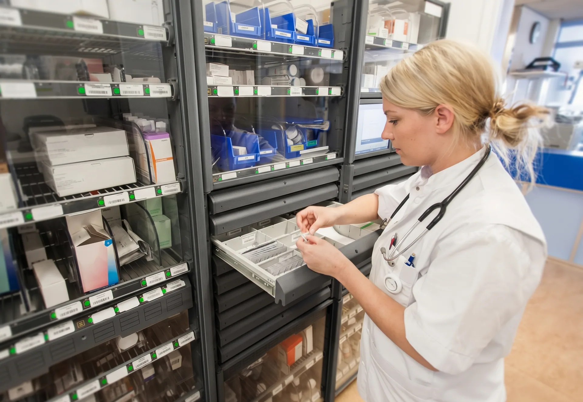 Farmacêutico dispensando medicamento em farmácia hospitalar