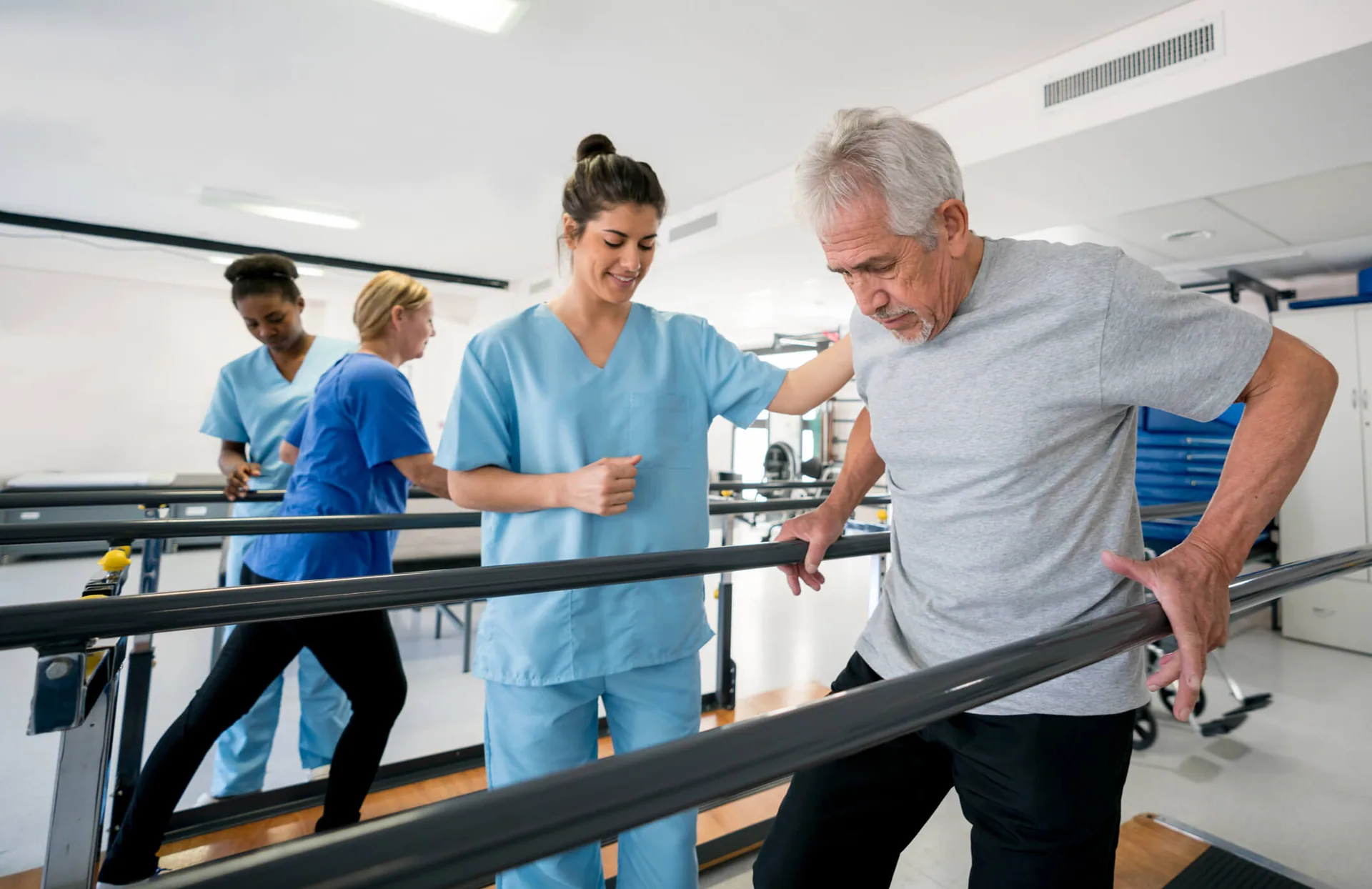 Fisioterapeuta conduzindo sessão de exercício de reabilitação com paciente