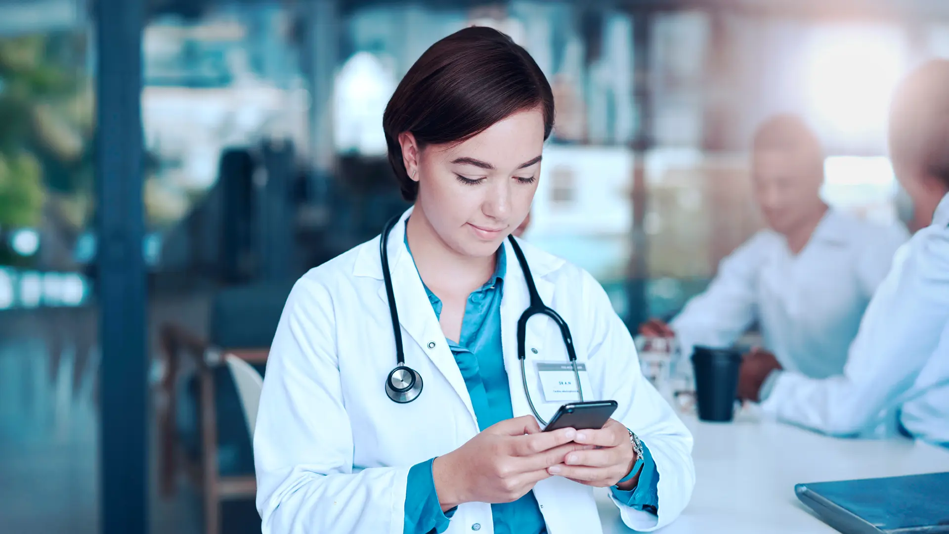 Médico olhando para o celular